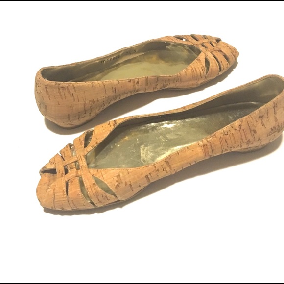 Stuart Weitzman | Cork Flat Sandals - Picture 4 of 6